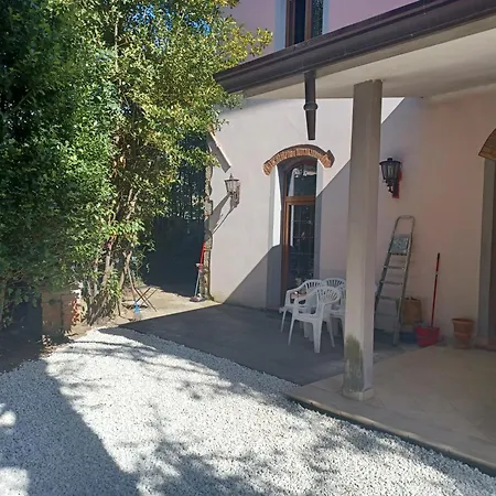 La Favola A Rovescio Camaiore